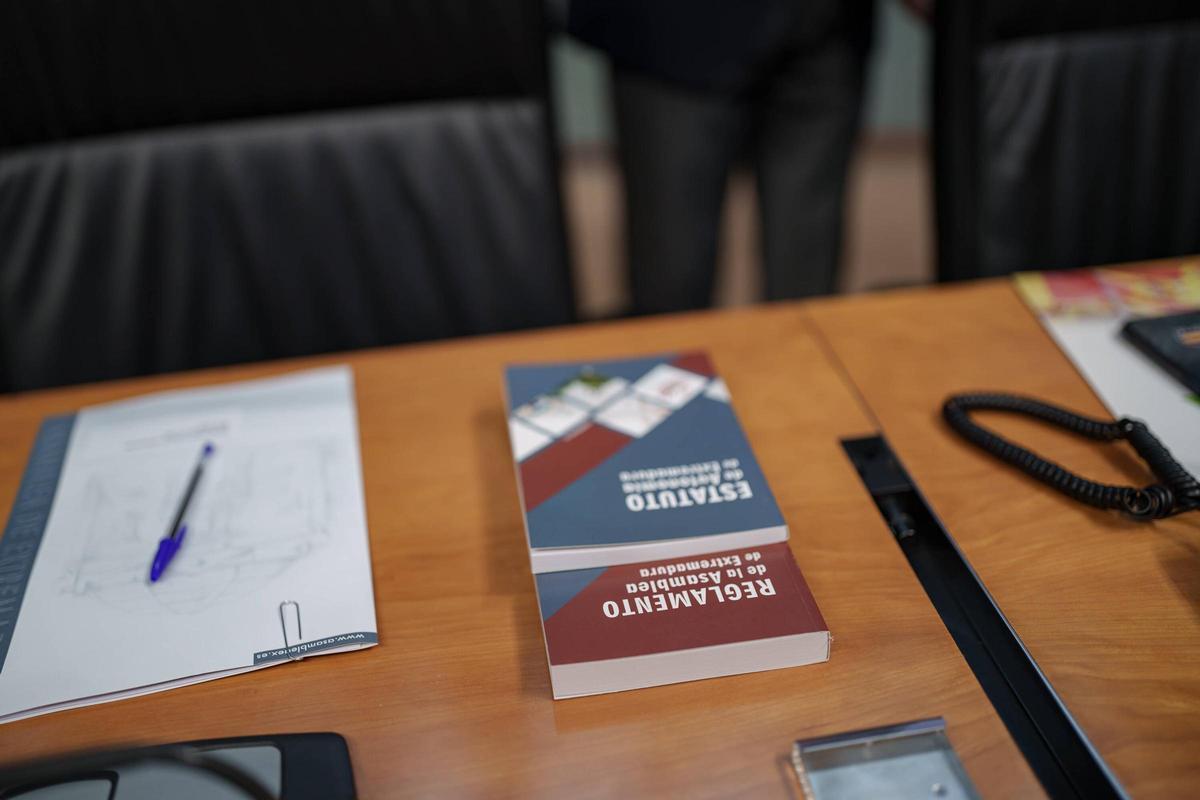 Vox plantea la supresión de la oficina de los expresidentes de la Junta de Extremadura tras denunciar un gasto de 300.000 euros.