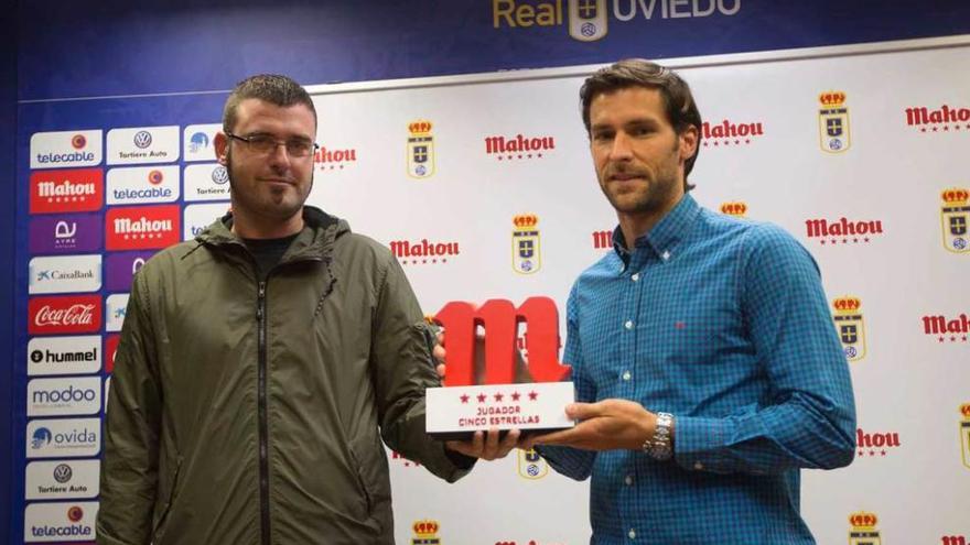 el más destacado de octubre. David Fernández recibe de manos de David García Fernández, hostelero ovetense, el premio al mejor jugador del Oviedo en octubre.