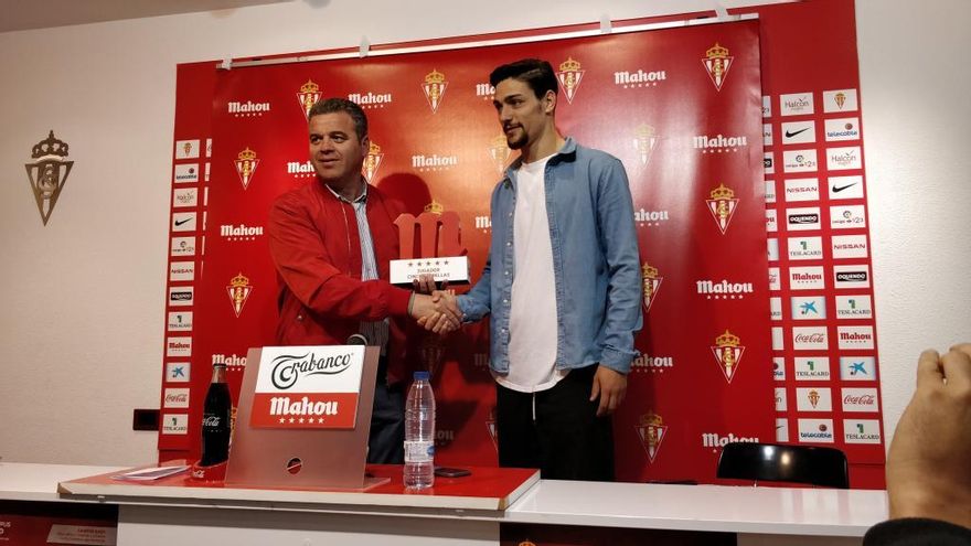 Barba recibe el trofeo de mejor jugador del mes de abril.