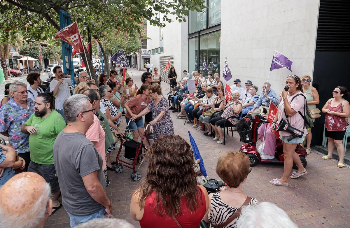 Protestas ante el cierre del centro de día de plaza América de Alicante.