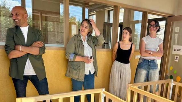 Alcalde y concejala visitan la escuela de Budiño, ya equipada con cunas.