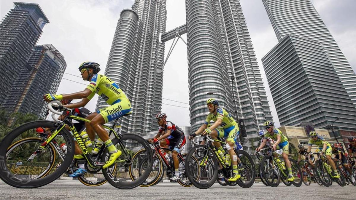 Ciclistas con las Petronas twin towers en el fondo