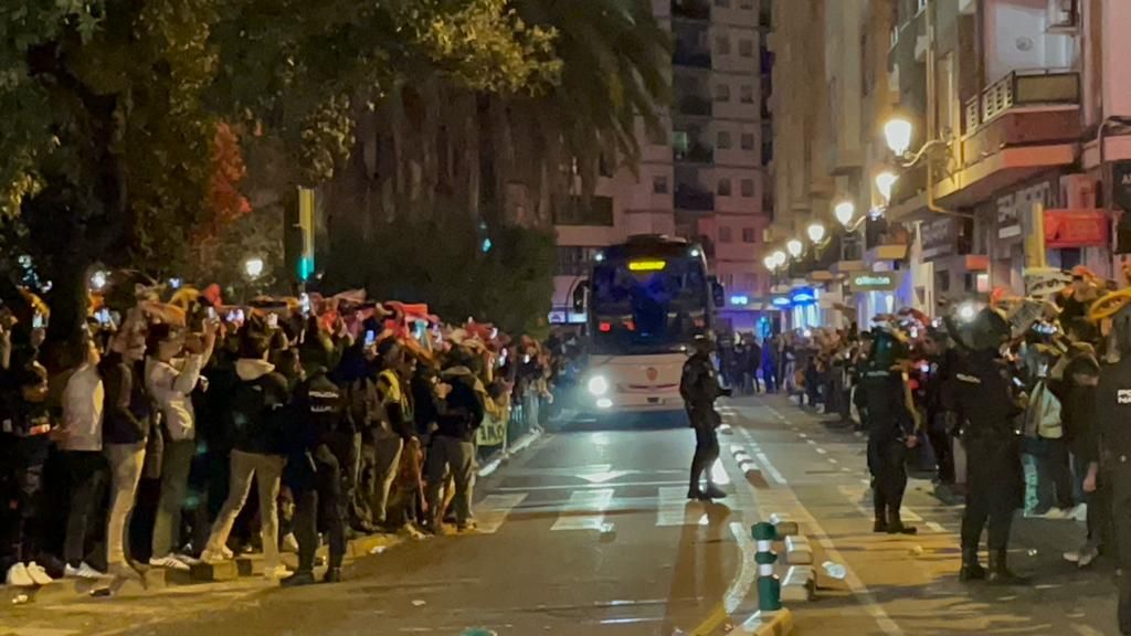 Cientos de aficionados del Valencia CF se reúnen en Mestalla para protestar contra Lim