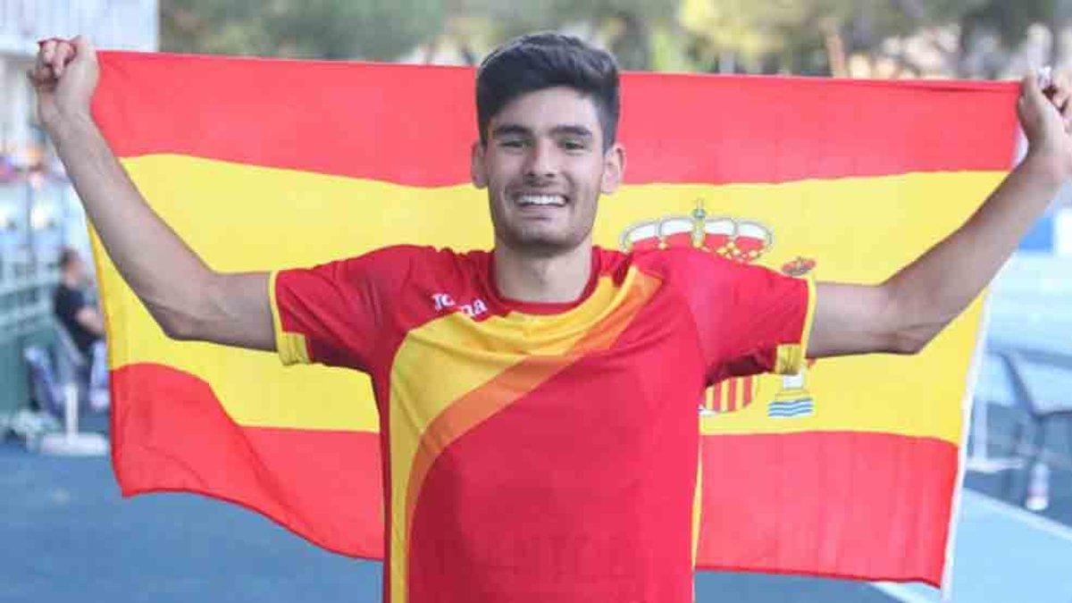 Santos posando con la bandera española