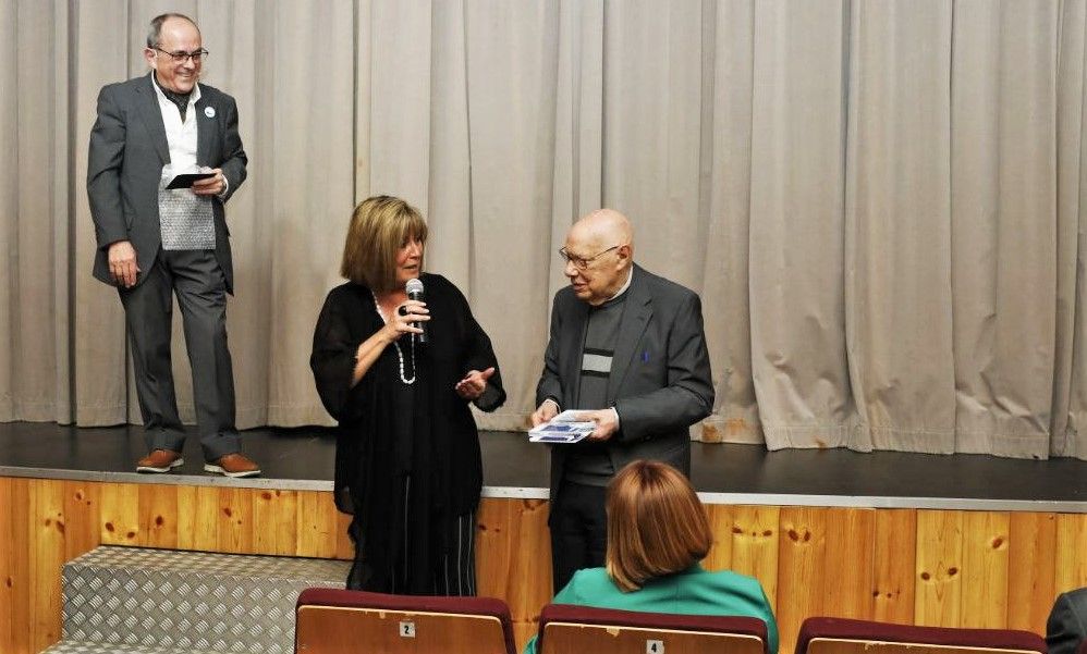 Valentí Balaguer junto a la alcaldesa de L'Hospitalet, Núria Marín, en un acto de reconocimiento al cura.