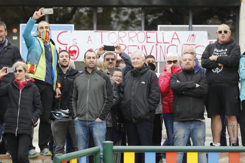 Una cinquantena de persones escridassen Arrimadas a Torroella