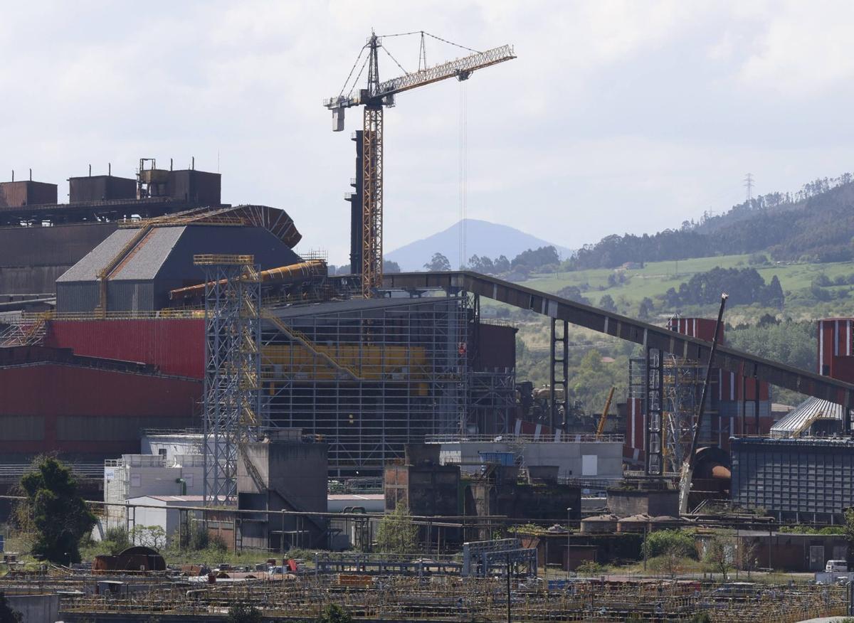 Obras del horno de arco eléctrico de ArcelorMittal en Gijón.