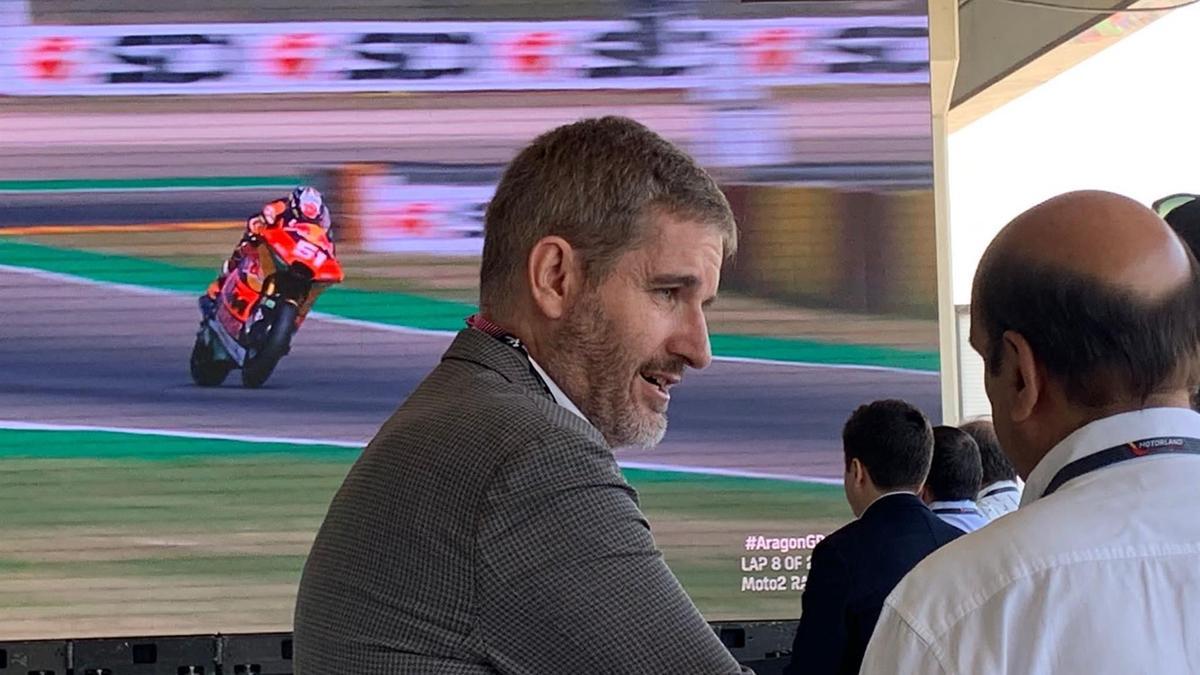El portavoz del PSOE en el Ayuntamiento de Alcañiz, Ignacio Urquizu, viendo el Gran Premio de MotoGP de Motorland.