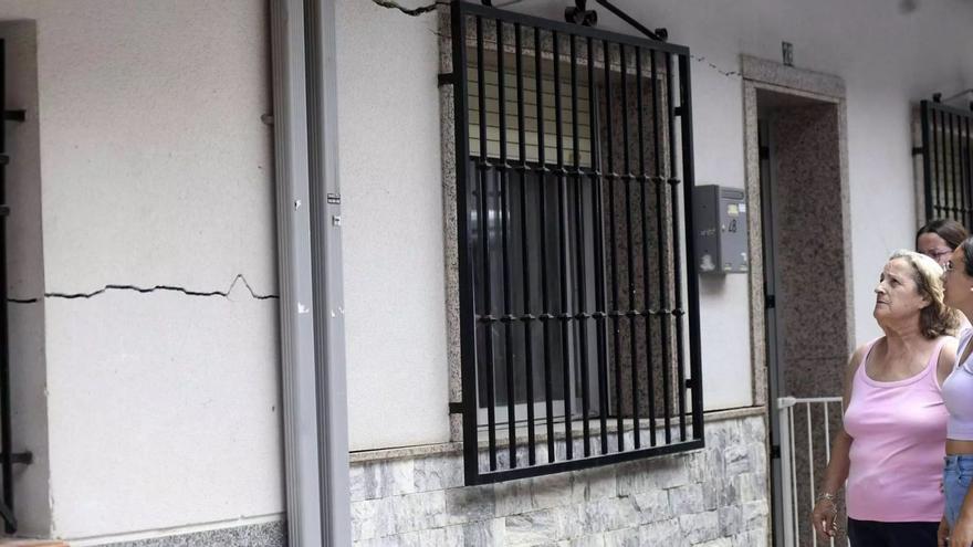 Una de las viviendas en las que aparecieron grandes grietas, dentro y fuera, tras las fugas de agua en la red de abastecimiento.