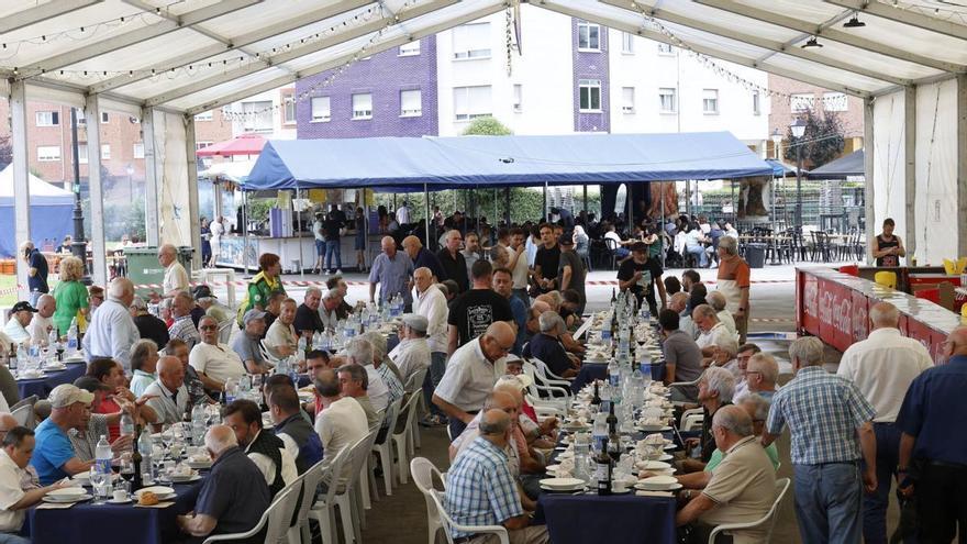 Más de 200 personas se reúnen en la carpa de la fiesta para dar cuenta de la gran fabada de La Corredoria