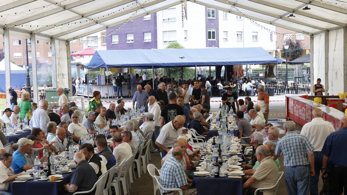 Comensales en la fabada de La Corredoria.