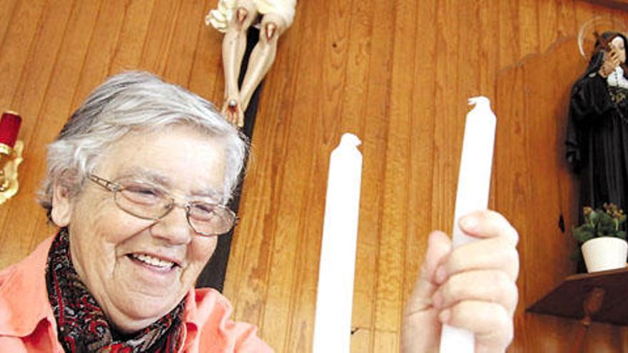 En la imagen superior, Ana Cabrera de León, en el interior de la ermita de Santa Rita.