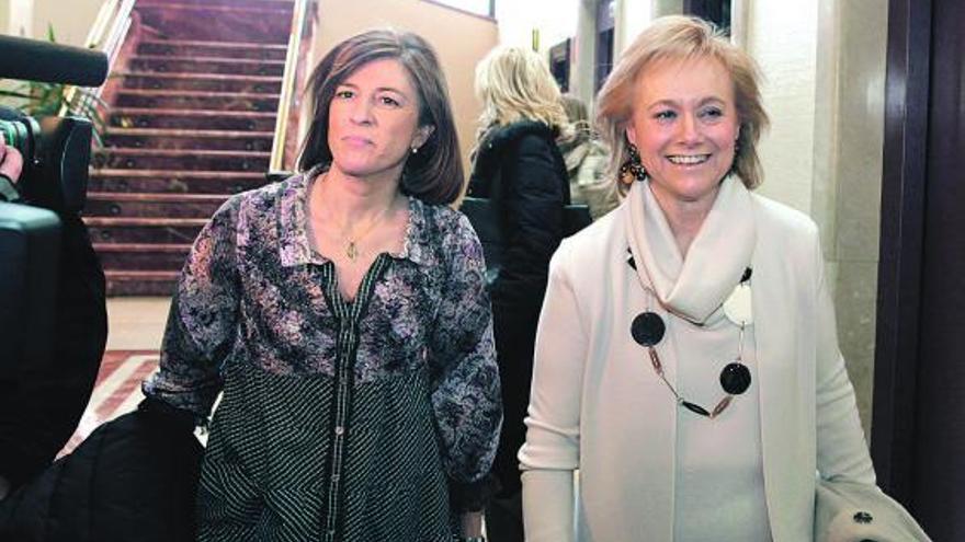 Por la izquierda, Isabel Pérez-Espinosa y Mercedes Fernández llegan a la ejecutiva del PP celebrada el pasado viernes.