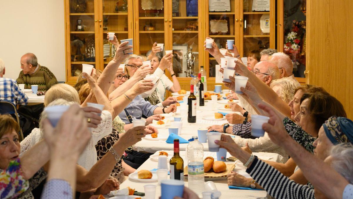 En imágenes | El Centro Asturiano de Zaragoza celebra su aniversario y el relevo en su emblemático restaurante