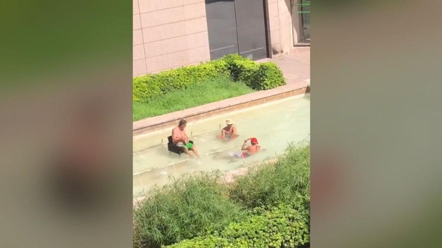 Baño improvisado en La Roqueta para combatir la ola de calor