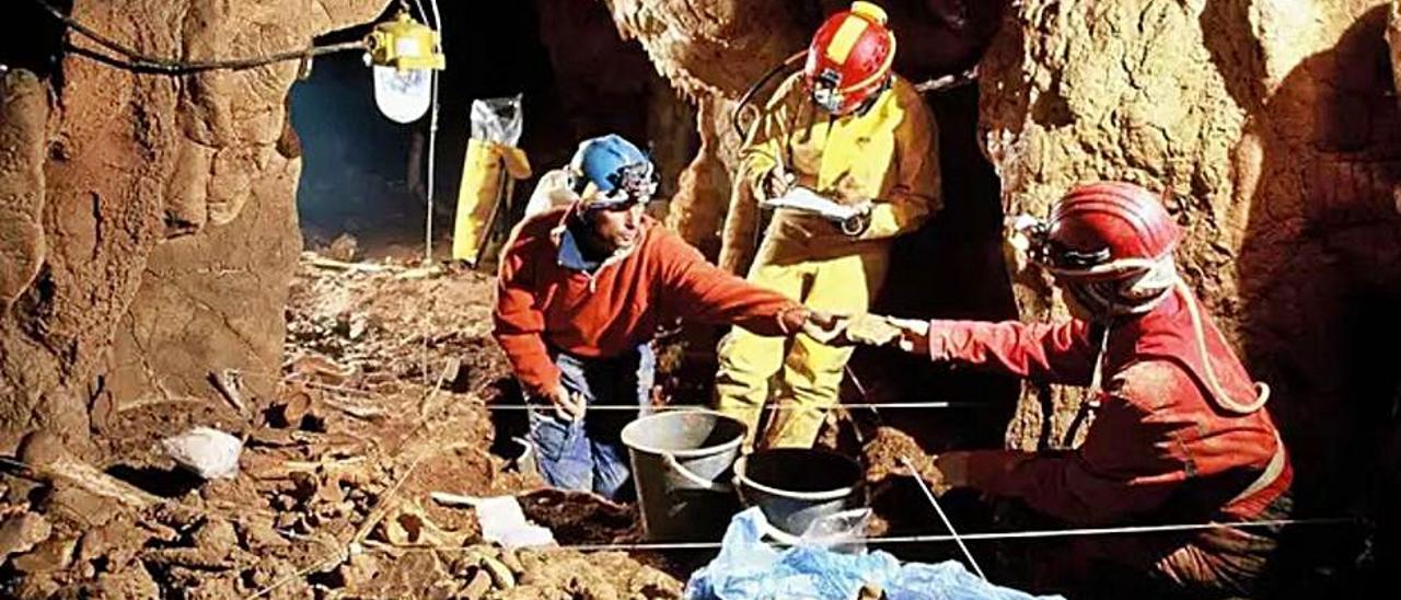 Trabajos en la cueva de Oase.