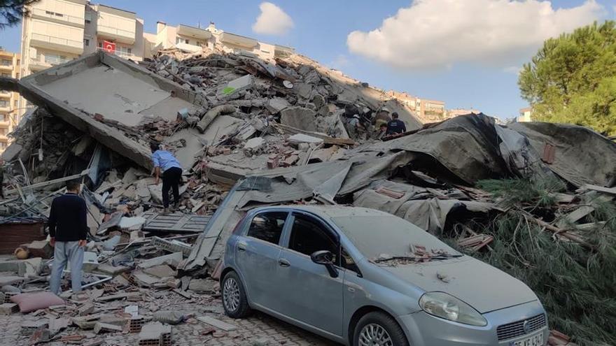 Al menos 12 muertos y 419 heridos en el terremoto en Esmirna