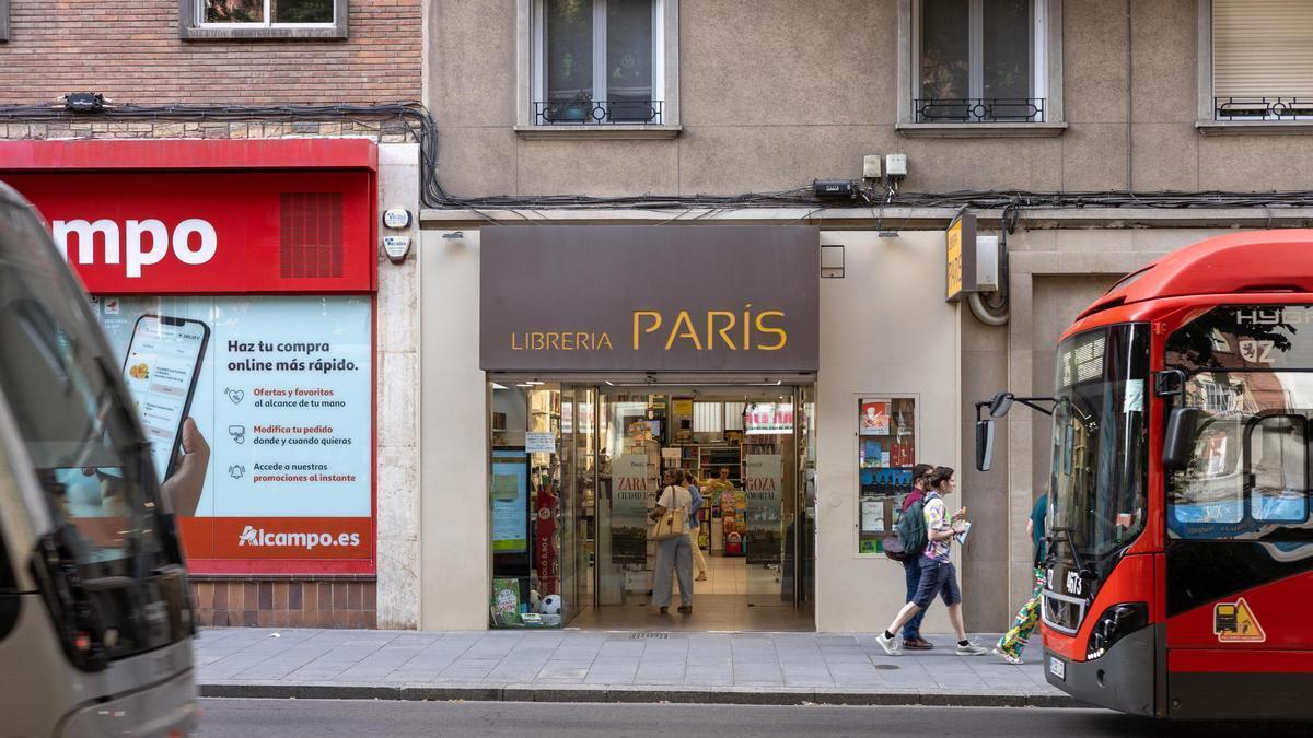 Un tranvía y un bus, frente a la Librería París de Zaragoza, en Fernando el Católico.