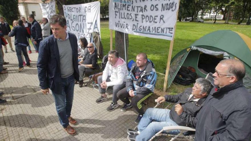 El portavoz del PSdeG, José Ramón Besteiro, junto a los volanteros acampados frente a la Xunta .