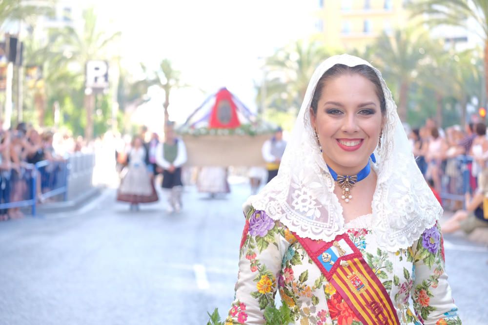 Los festeros aprovechan la Ofrenda para protestar contra la violencia de género con flores y lazos morados