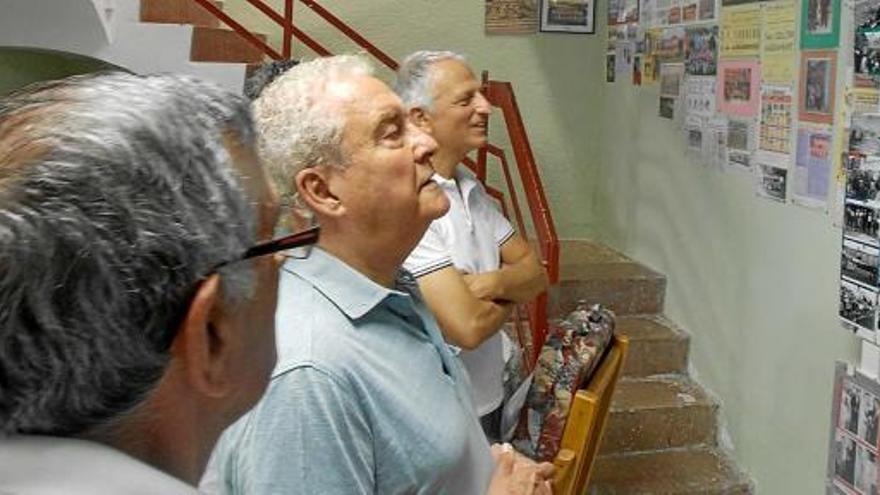 Amador Bernabéu, entre Estanislau Nadeu i Manel Sánchez, mira unes fotografies d&#039;Antoni Quintana Torres