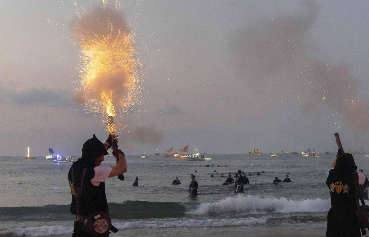 El Desembarco llena de épica la costa de La Vila