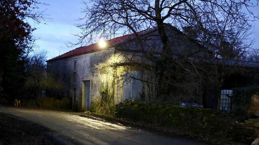 Exterior de la vivienda de Cima de Sello donde el viernes apareció el cadáver de María del Carmen Castro Lamas. // Bernabé/Celso