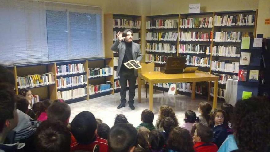 El mago Kiko Pastur ofrece un espectáculo de magia para niños, en la actual biblioteca de Cambre, en 2013.