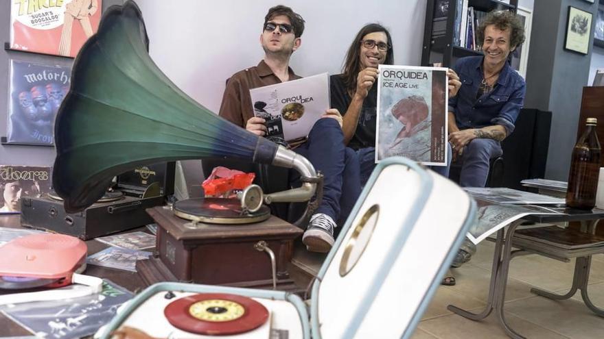 Ginés Fernández, Puter y Juanmi Bosch, ayer en la tienda Mais Vinilo.