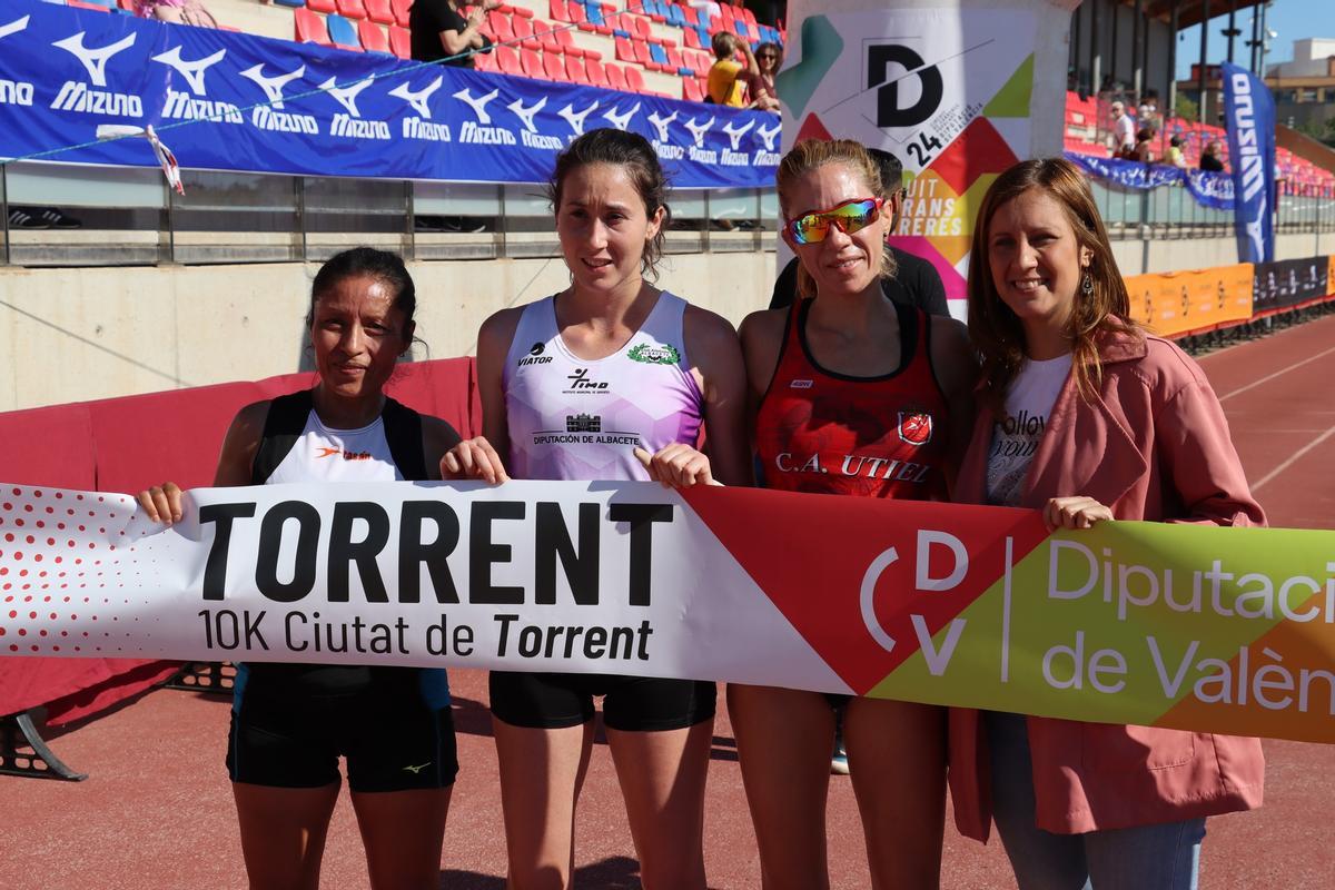 Nazaret Asencio, segunda por la izquierda, al finalizar la carrera de Torrent