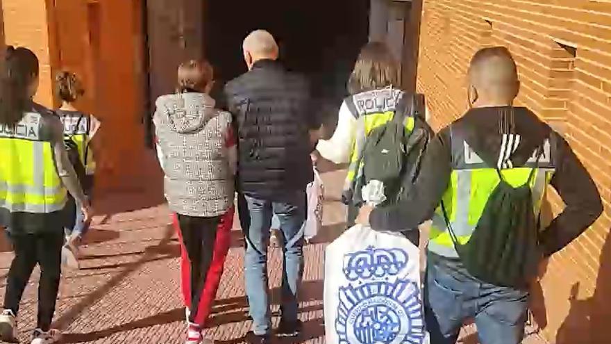 Detienen a una pareja en Torrevieja por vender artículos de lujo falsos en casas de subastas