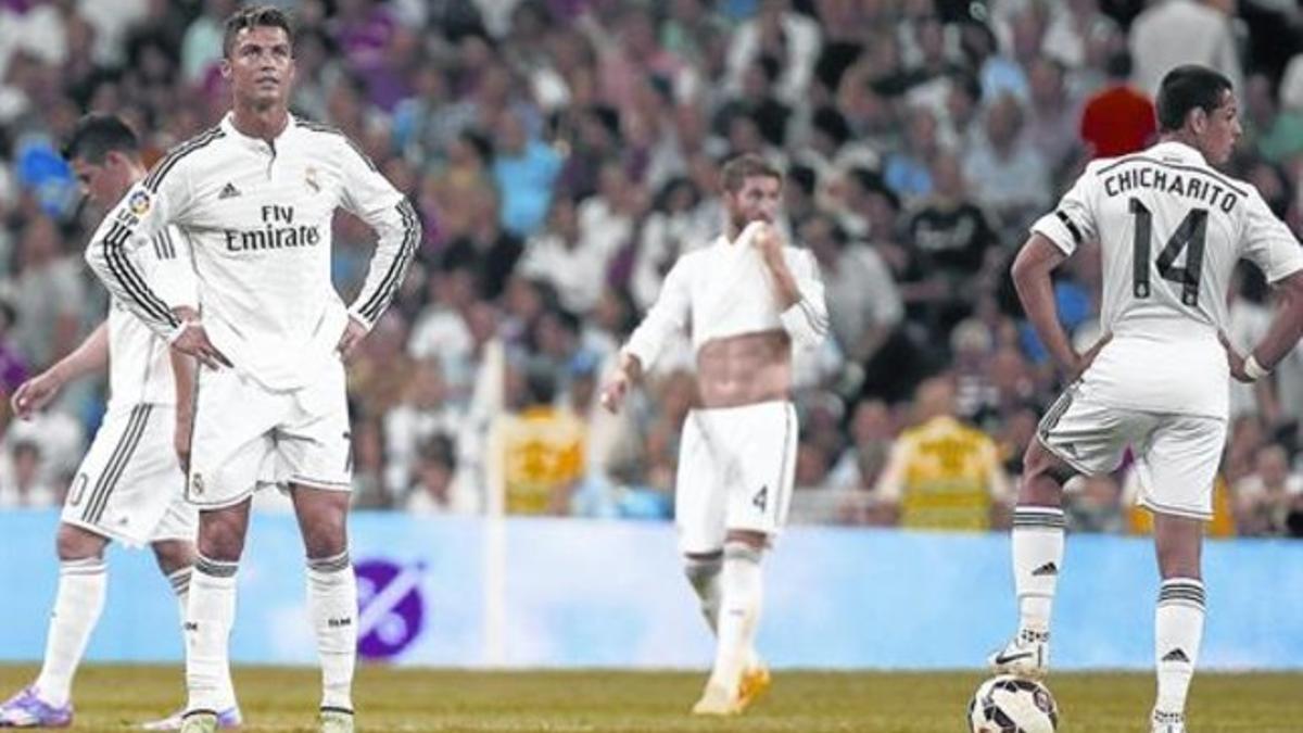 Cristiano, Ramos y Chicharito, tras encajar el segundo gol del Atlético el sábado en el Bernabéu.