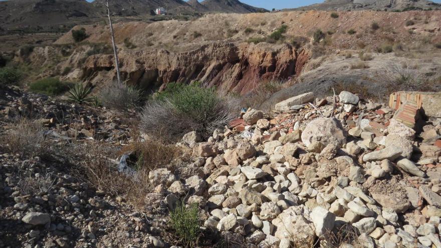 Denuncian la acumulación de residuos sólidos en un paraje natural de Agost