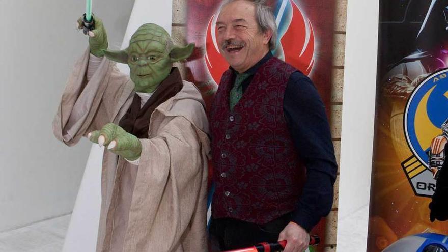 Wenceslao López, junto al maestro Yoda de &quot;Star Wars&quot;, ayer en la Cometcon.