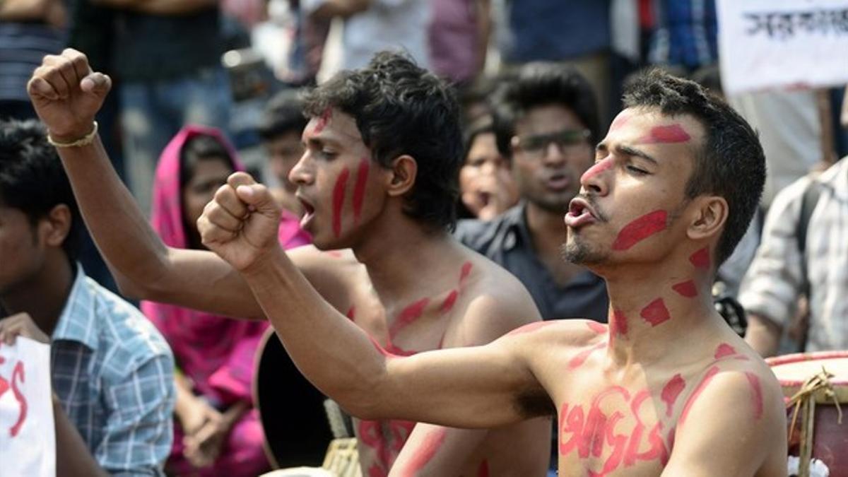 Activistas de Bangladés gritan durante una protesta contra el asesinato del bloguero y escritor estadounidense, este viernes en Daca.