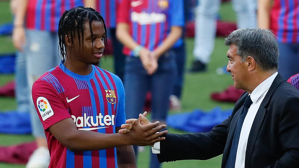 Ansu Fati y Joan Laporta, durante el acto de la presentación de la camiseta 2021-22 del FC Barcelona