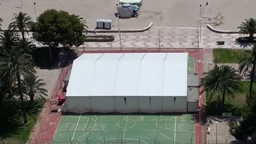 El ayuntamiento permite que una carpa ocupe una zona deportiva de la playa