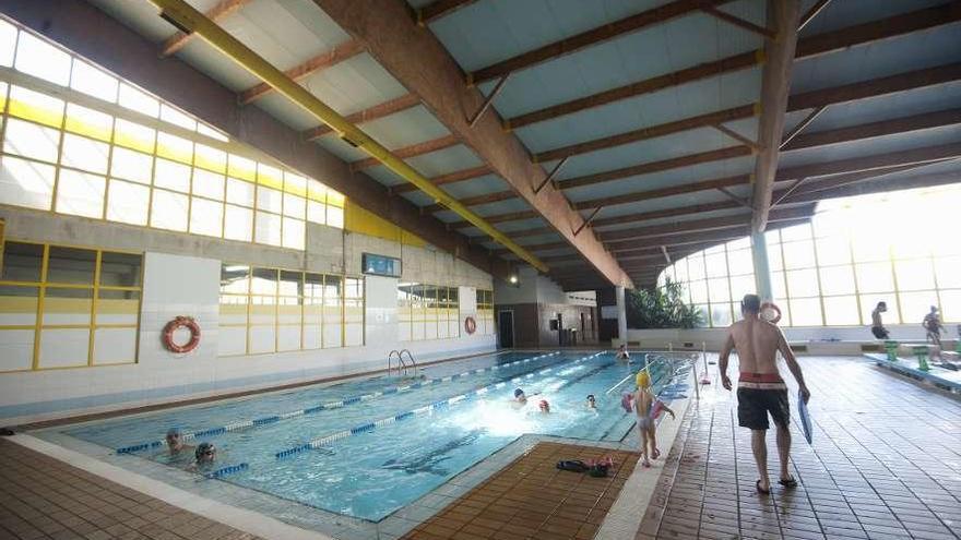 Usuarios en la piscina del polideportivo de Elviña.