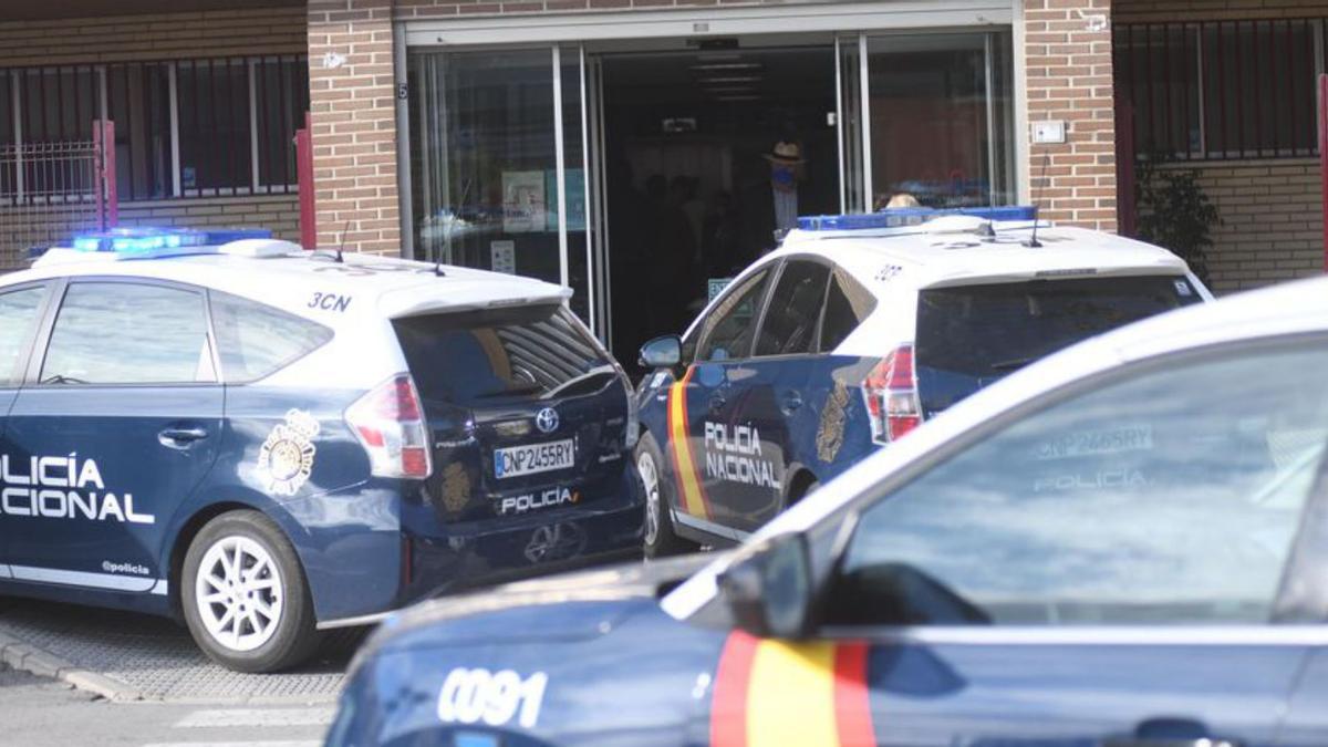 Coches de Policía ante el centro de salud de San Andrés tras una agresión. | ISRAEL SÁNCHEZ