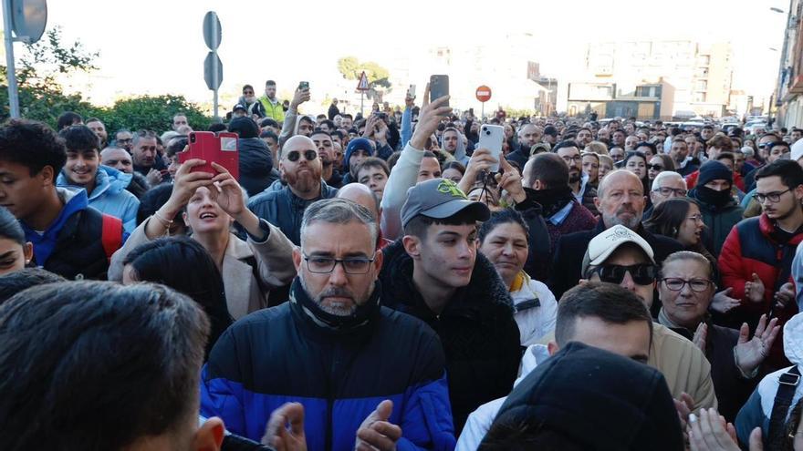 Más de 300 personas acuden a desokupar una vivienda en Valencia con fuerte presencia de la Guardia Civil