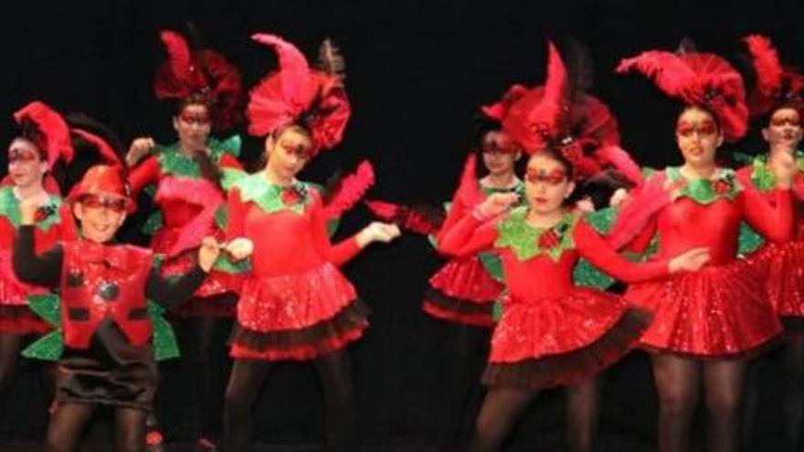 Comparsas y chirigotas ponen ritmo al Carnaval en el Teatro Guerra de Lorca