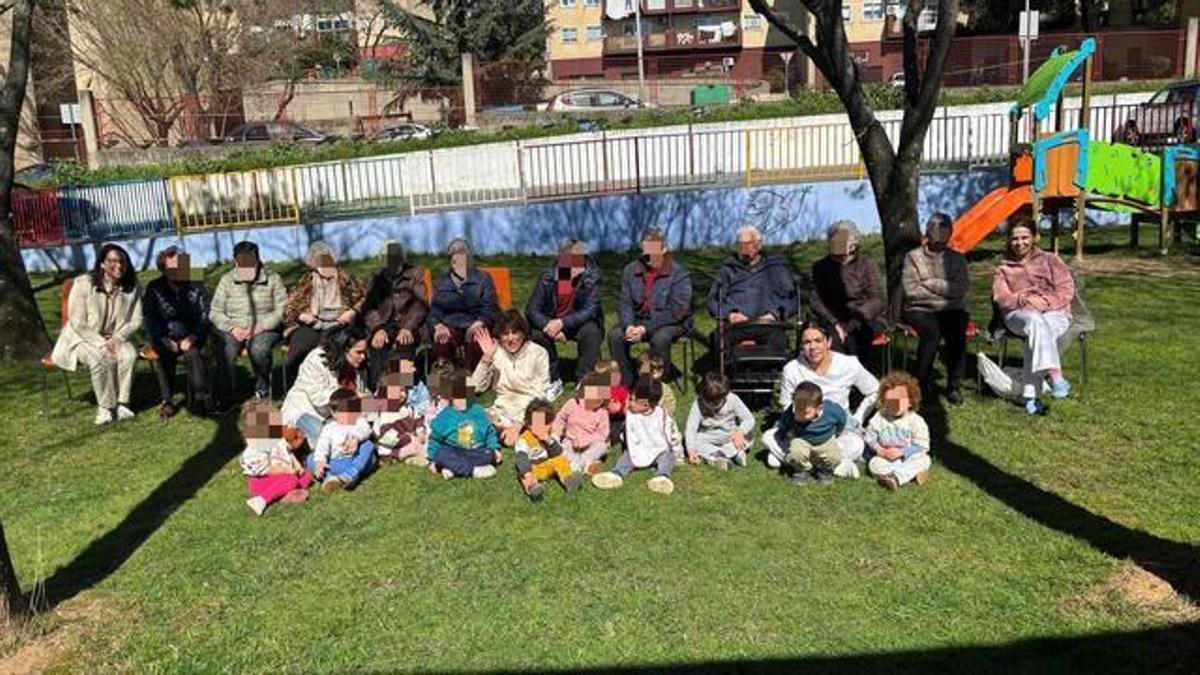 Niños y mayores, en el centro infantil La Data de Plasencia.