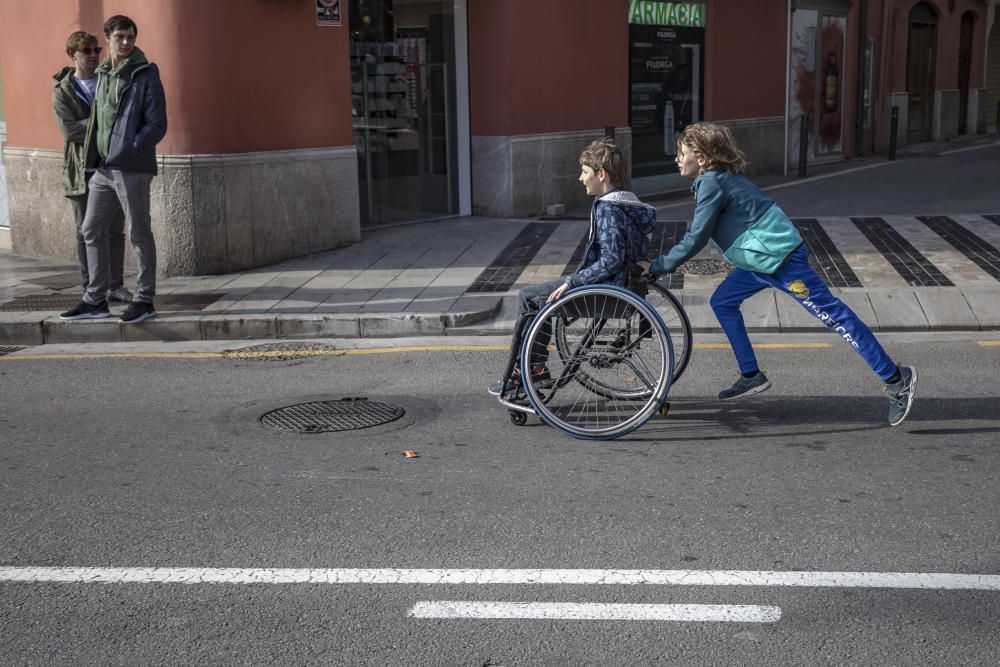 Medio centenar de personas participan en la primera marcha Milla Accesible