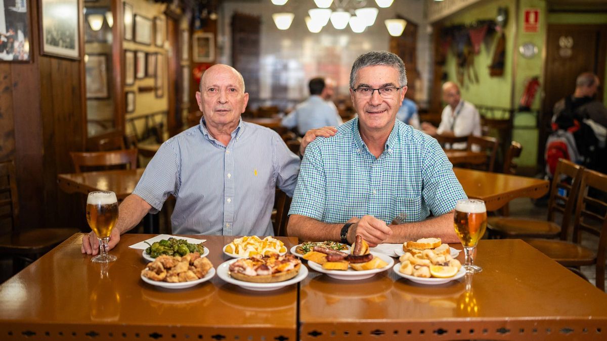 José María Utrillas y Paco Marco, dueños de La Esquinica, con varias de las tapas que sirven en el restaurante.