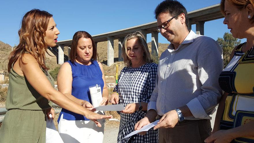 Las socialistas, a la izquierda, con el viaducto de fondo.