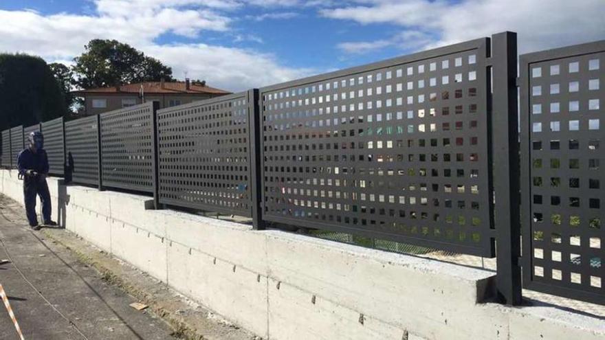 Mejora en el cierre de la piscina municipal de Rodeiro  |  El Concello de Rodeiro ya ha comenzado la actuación en el cierre perimetral de la piscina municipal. De esta manera la administración de ha decantado por tramex para la optimización de los límites del servicio. La elección de este tipo de cierre viene acompañado también por el criterio que se determinó hace cuatro años cuando se diseño el cierre del campo de fútbol, en el que se utilizó en una parte de ese mismo material. Asimismo, el Concello busca la uniformidad de criterio en todas las instalaciones deportivas municipal.