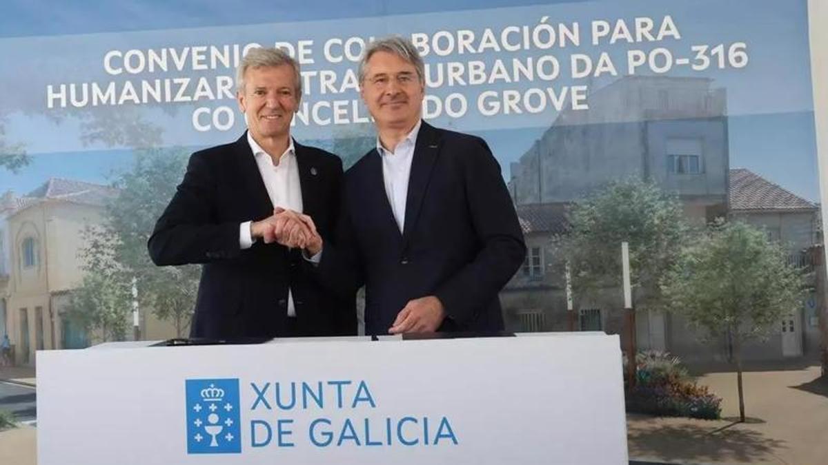 El presidente popular de la Xunta y el alcalde socialista de O Grove, sellando un acuerdo.