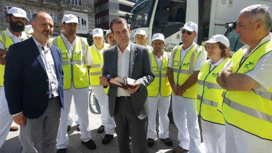 Abel Caballero: &quot;Cada uno votó a quien le dio la gana&quot; |  &quot;Cada uno votó a quien le dio la gana&quot;. Abel Caballero, que ayer se reunió con los servicios de limpieza para reconocer su labor, prefirió no entrar a valorar las elecciones generales y se limitó a decir que en las municipales recibió el apoyo del 52% del electorado y en que tanto en las generales de diciembre como las de ayer, su partido, el PSOE, se quedó en Vigo a casi 30 puntos de ese resultado.