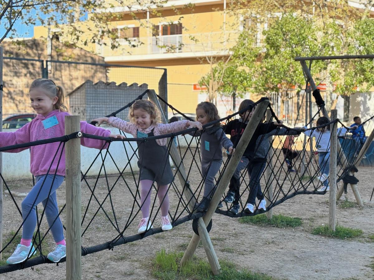 Un grupo de niñas disfruta de una de las actividades deportivas y lúdicas.