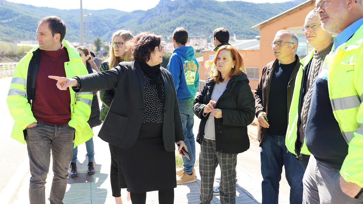 La alcaldesa de Vallada y la diputada de Carreteras en la visita a la vía ciclopeatonal.